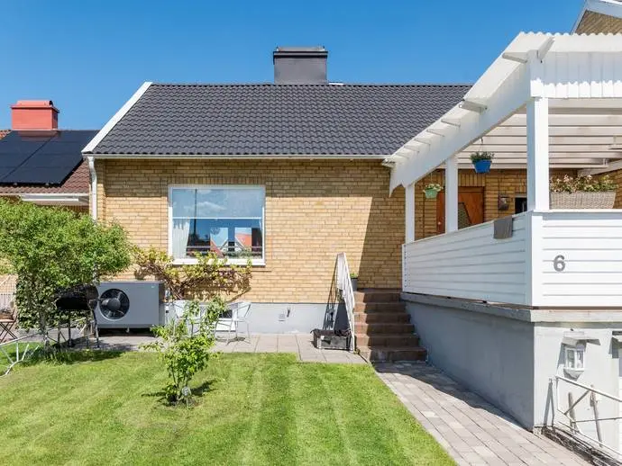 Bild 1 av 20 på Första radhusvägen 6