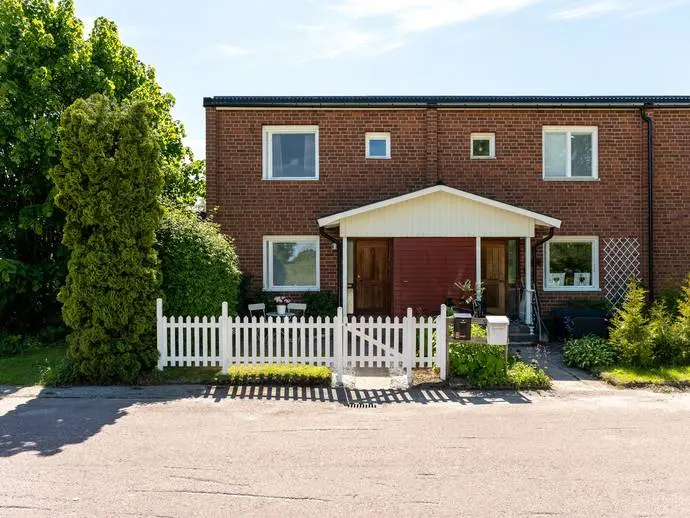 Bild 1 av 15 på Hästhovsvägen 8D