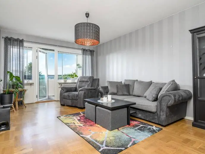 Lägenhet, Tjädervägen 11. Bild 1 av 18