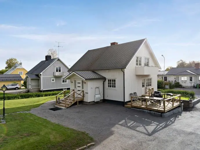 Villa, Fågelsångsvägen 22. Bild 1 av 20