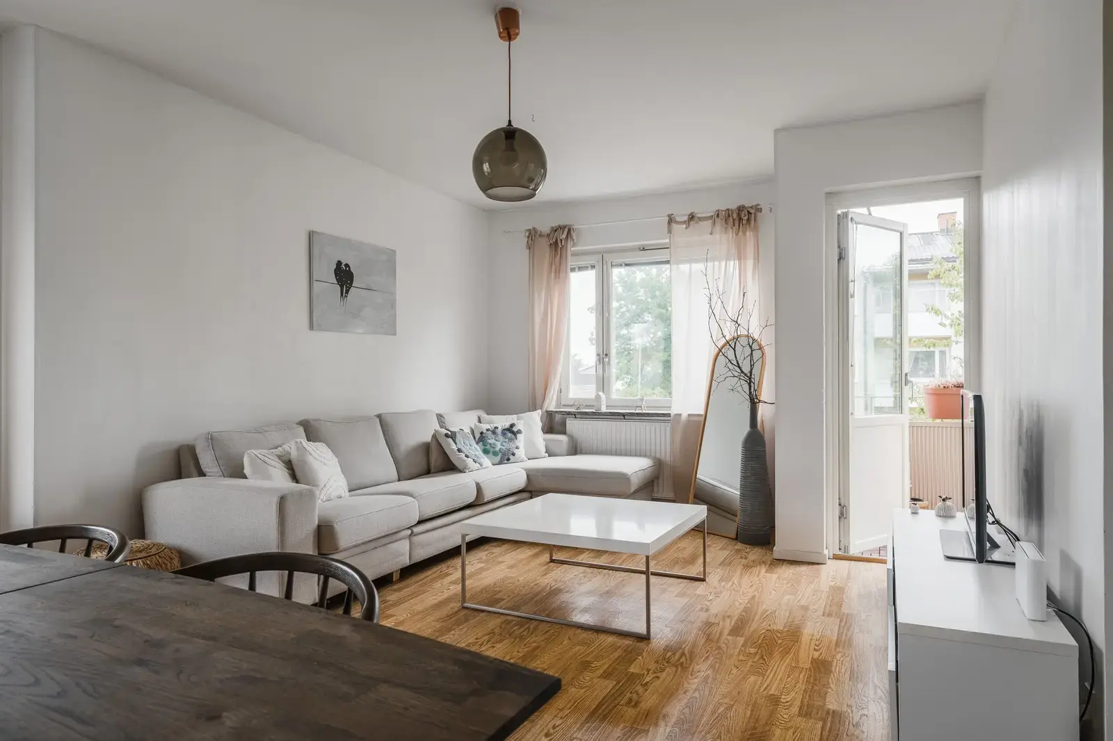 Lägenhet, Hjälmarvägen 11B. Bild 1 av 20
