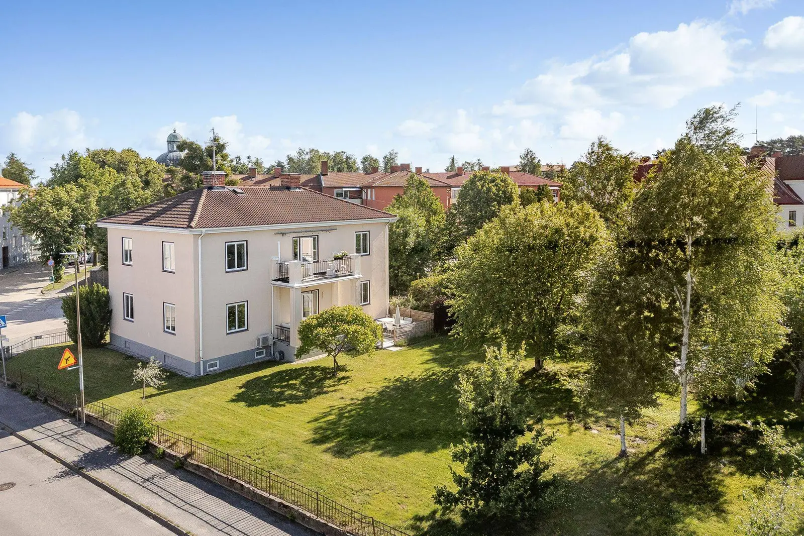 Villa, Karlavägen 5, Kungsör. Bild 1 av 40