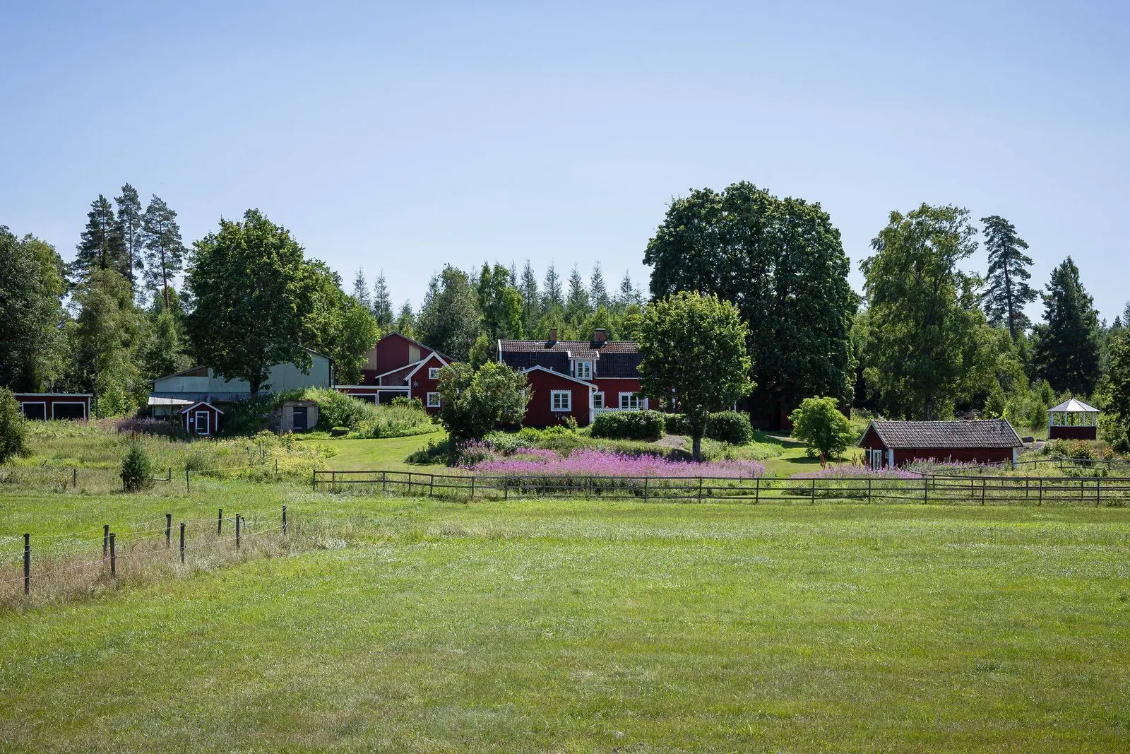 Gård, Gullstigen Rosenlund 1, Mjölby. Bild 1 av 40