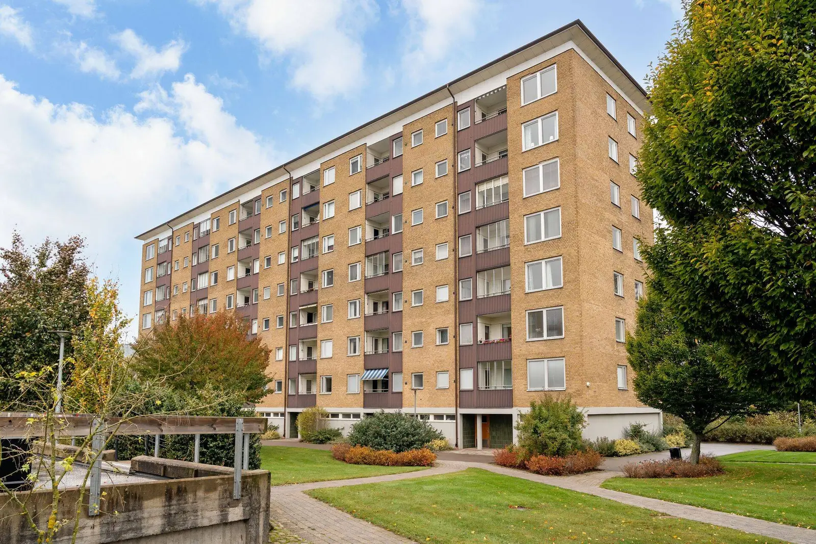 Image 1 of 17 of Frontgatan 8A