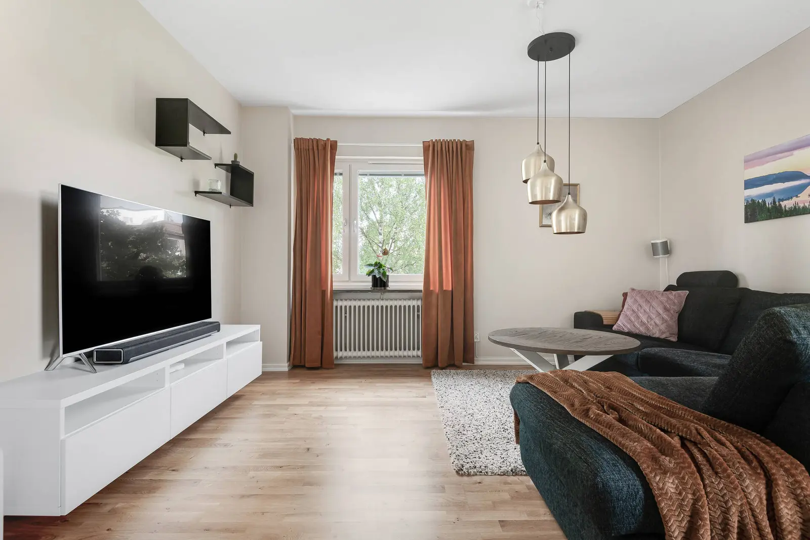 Apartment, Astrakangatan 4, vån 4 (119/1404), Hässelby. Photo 1 of 26