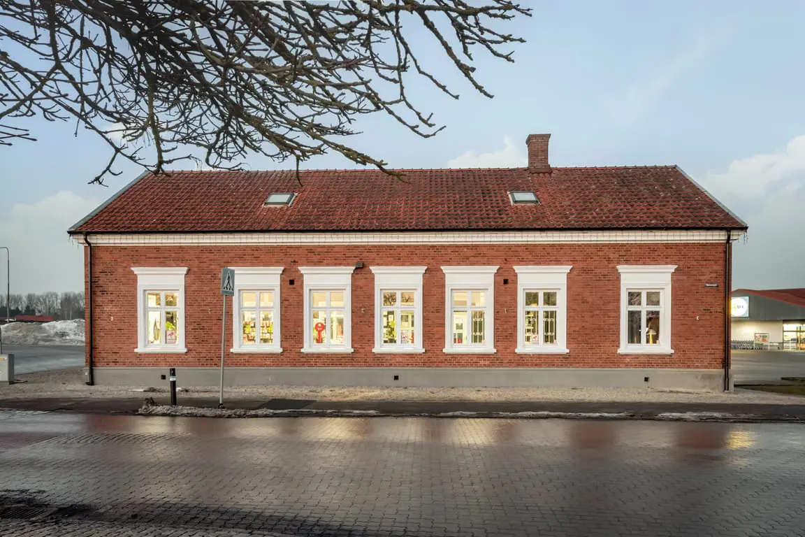 Villa, Malmövägen 6 Banmästargården, Tomelilla. Bild 1 av 24