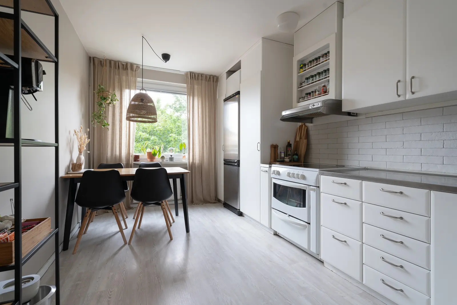 Lägenhet, Tullingebergsvägen 8A, Botkyrka. Bild 1 av 17
