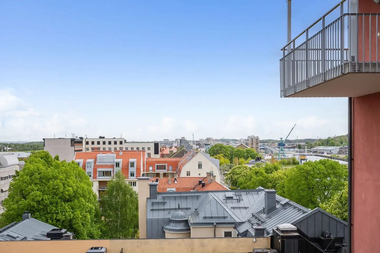 Bild 1 av 33 på Saltängsgatan 11