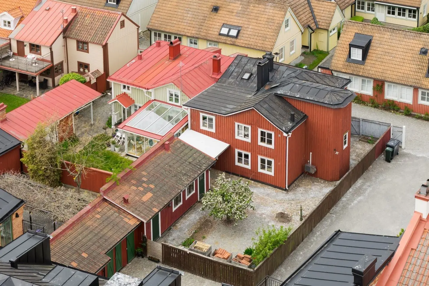 Villa, Näsgränden 20, Karlshamn. Bild 1 av 46