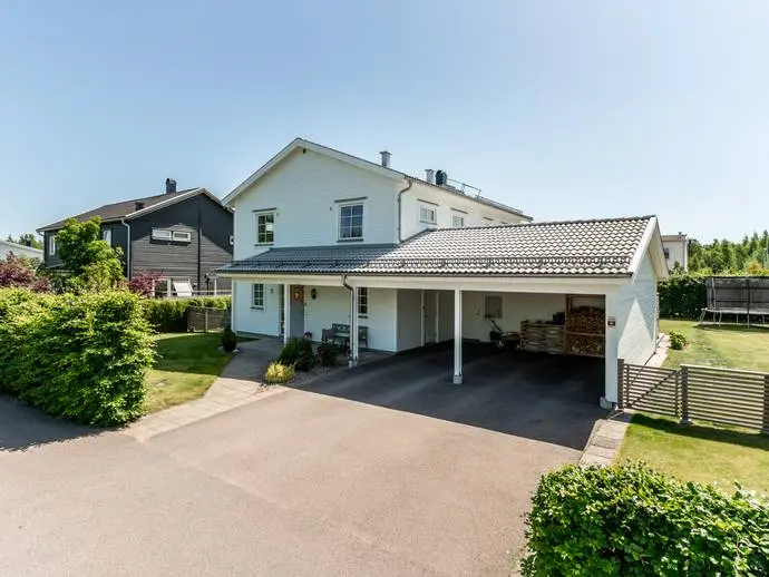 Bild 1 av 20 på Smultronvägen 7