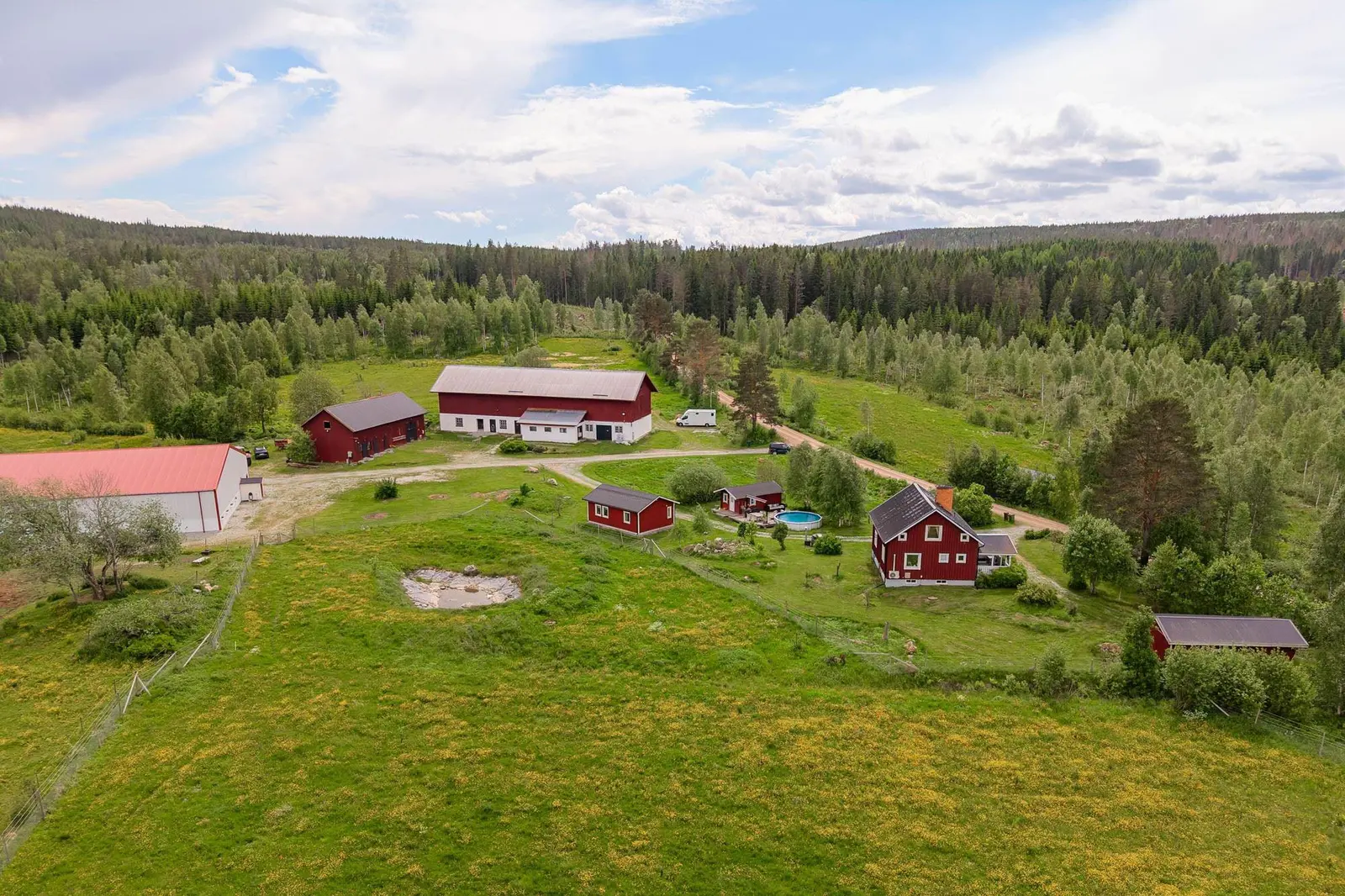Gård, Lövslätten 2, Skinnskatteberg. Bild 1 av 20