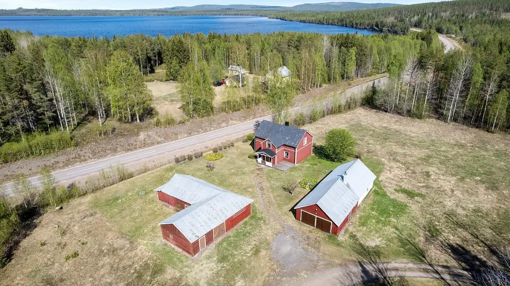 Villa, Södra Hirvijärvi 3, Övertorneå. Bild 1 av 20