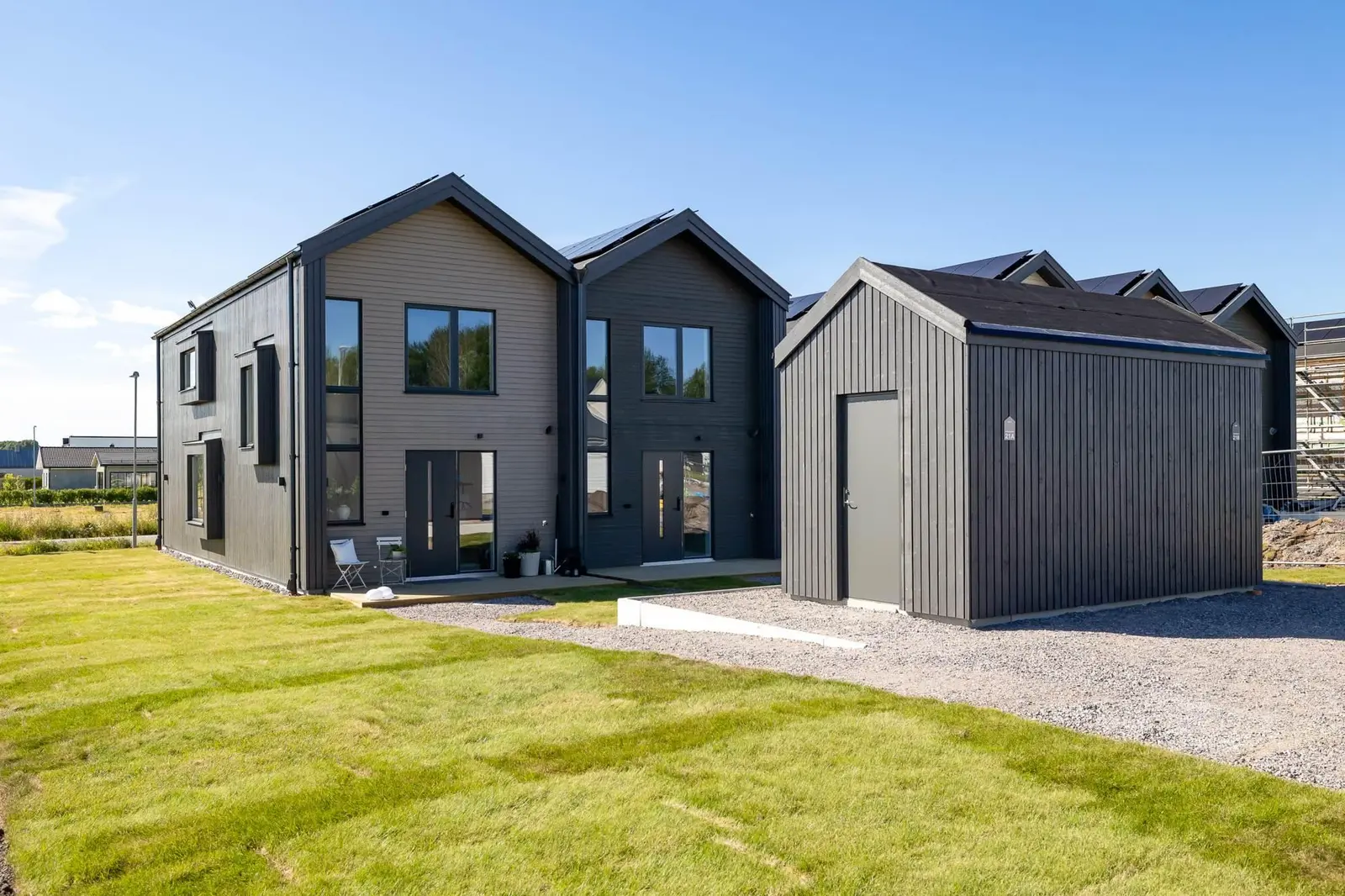 Semi-detached/terraced, Klövergatan, Gröna Sörby, Kumla. Photo 1 of 38