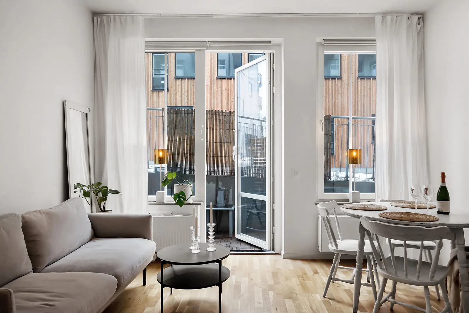 Apartment, Radiusbacken 49, Stockholm. Photo 1 of 31