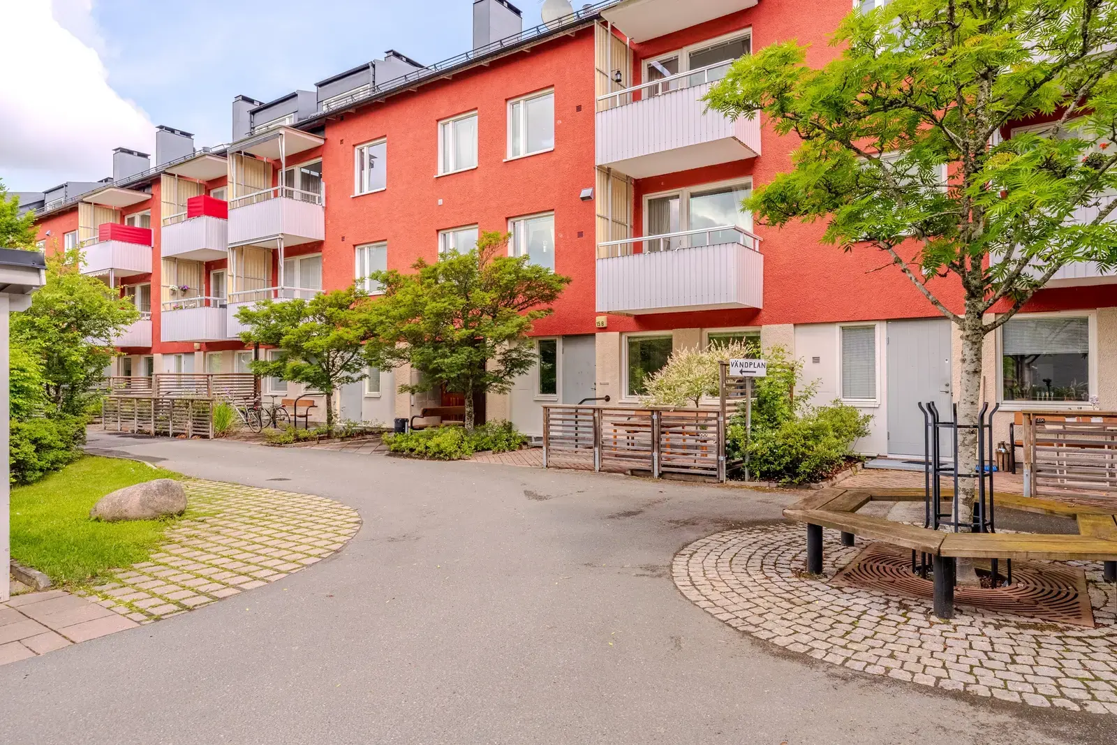 Lägenhet, Stockholmsvägen 15B. Bild 1 av 15
