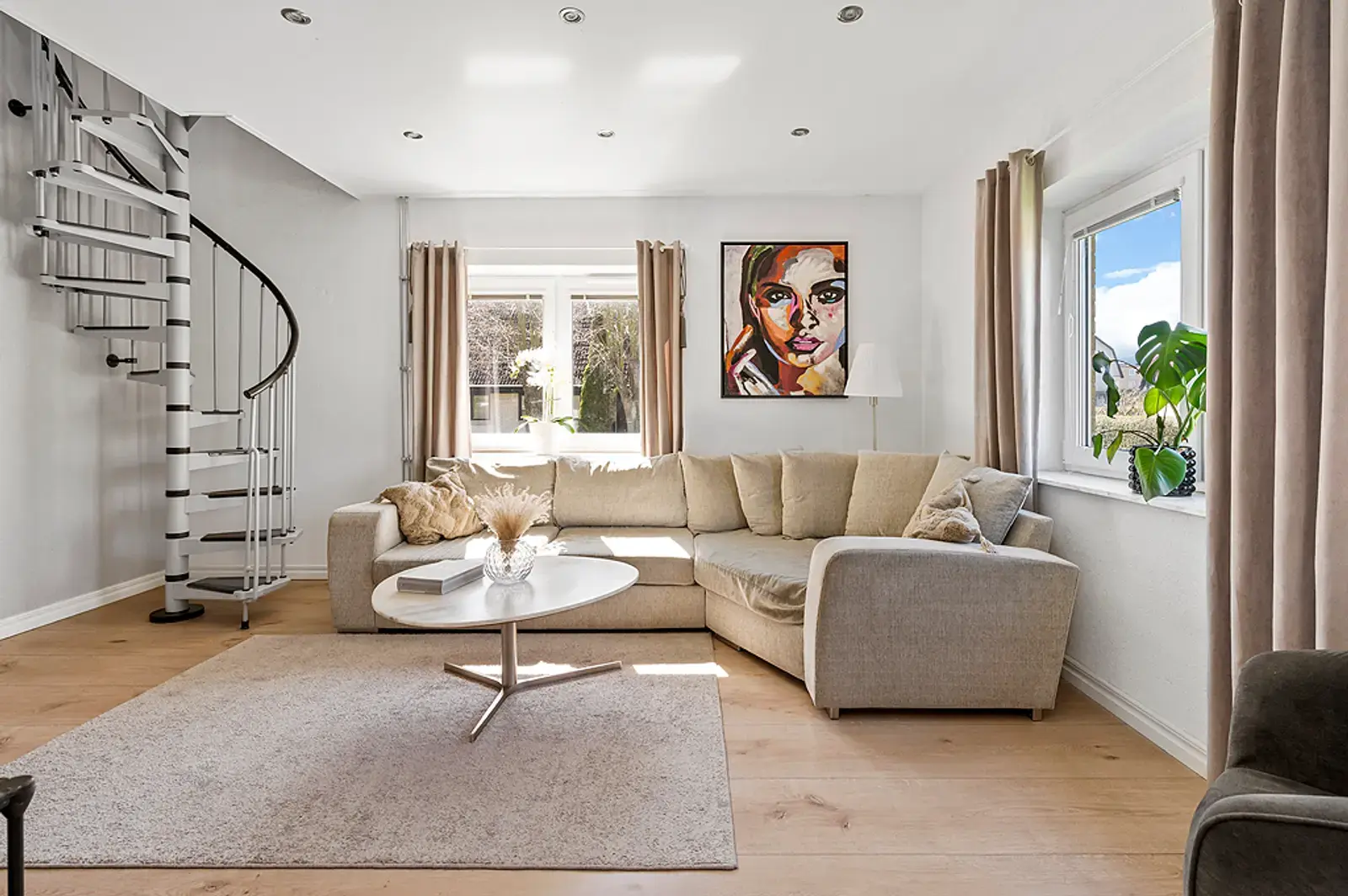 Villa, Almhögsgatan 8. Bild 1 av 20
