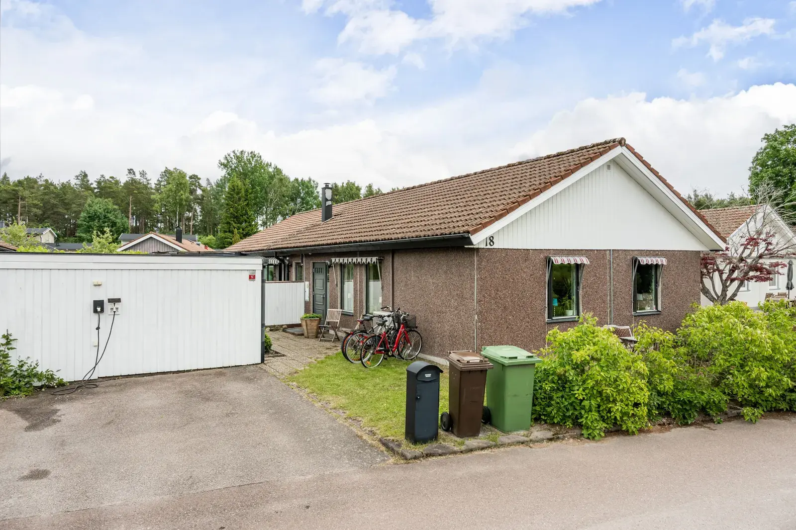 Image 1 of 20 of Laxvägen 18