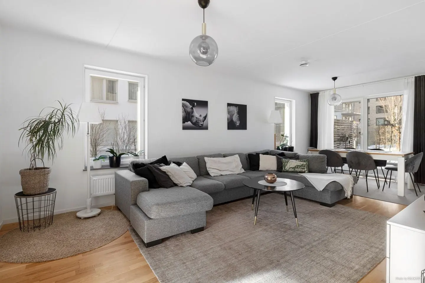 Image 1 of 28 of Portalgatan 90