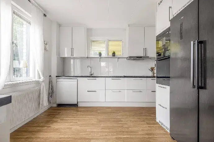 Villa, Rosenhällsgatan 12, Eskilstuna. Bild 1 av 20