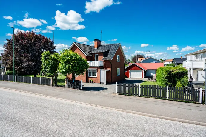 Villa, Västra Drottningvägen 44, Tidaholm. Bild 1 av 20