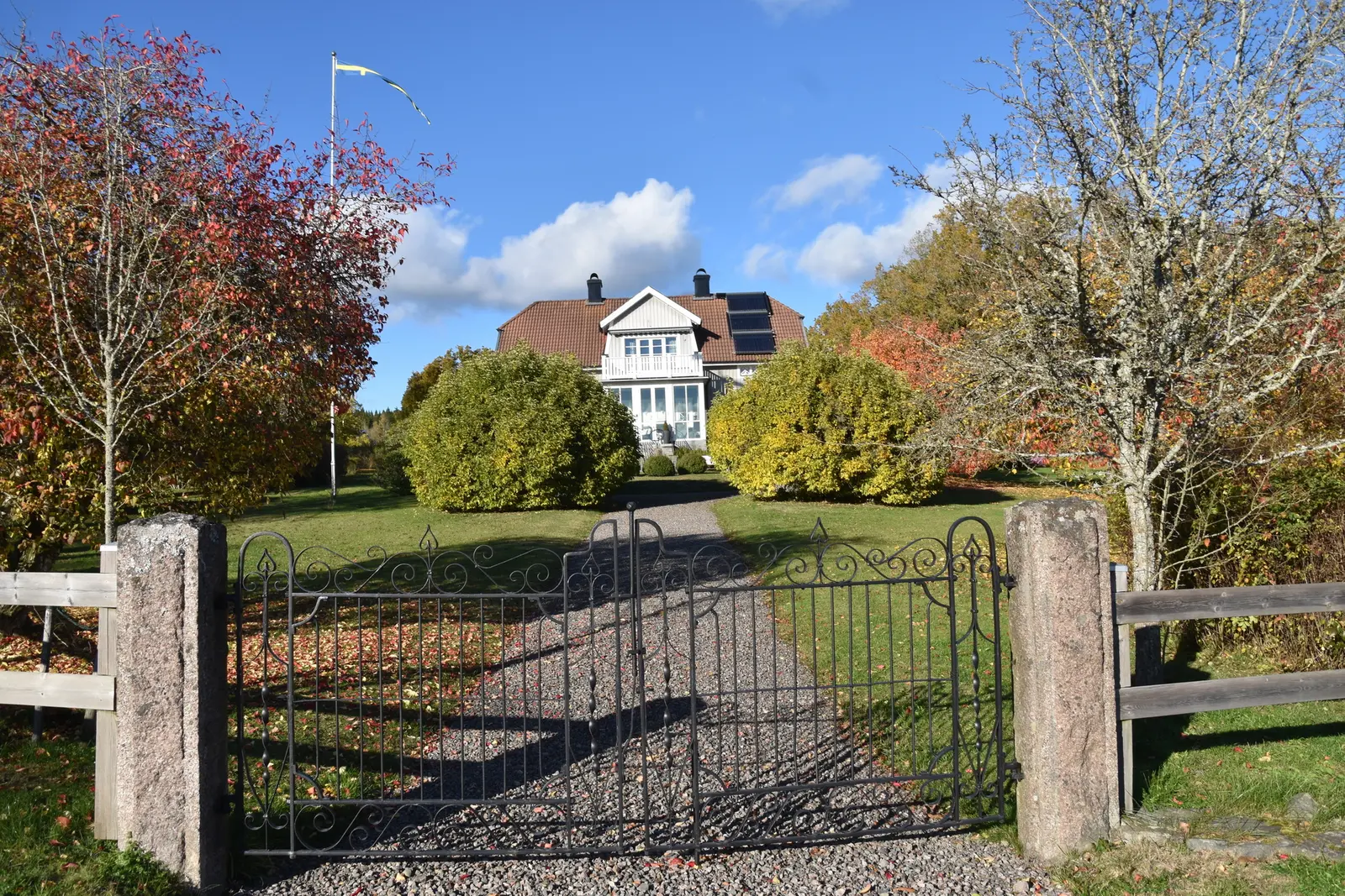 Gård, Del av VETLANDA GLÖMSJÖ 8:1, ca  5 ha med byggnader, Vetlanda. Bild 1 av 16