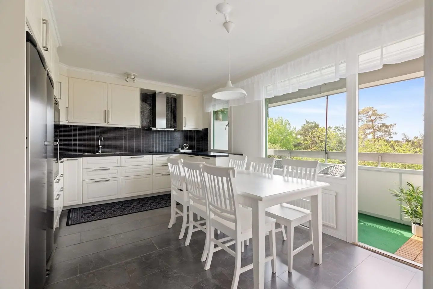 Lägenhet, Lötsjövägen 67, Sundbyberg. Bild 1 av 23