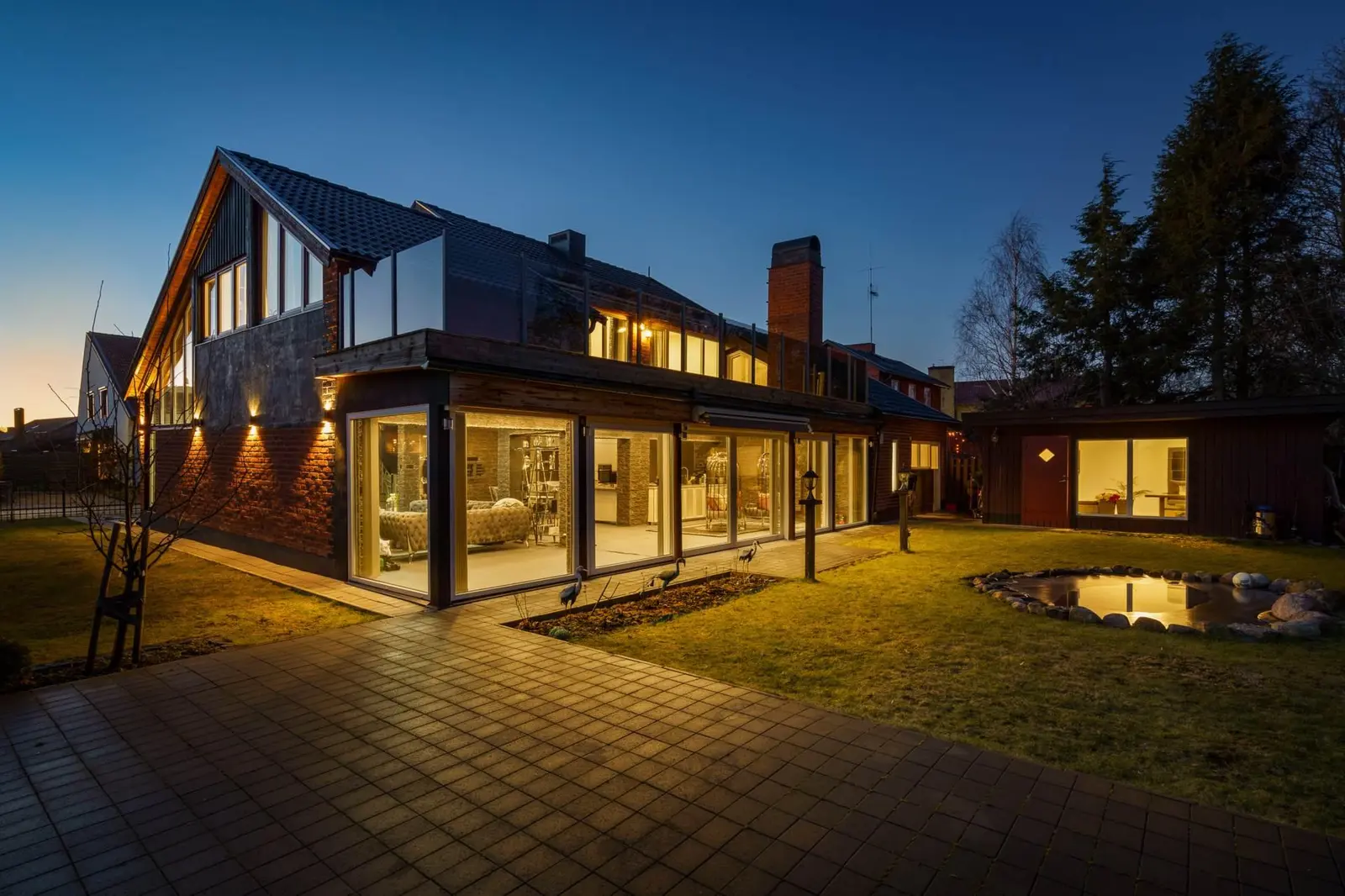 Villa, Femkampsgatan 5, Örebro. Bild 1 av 40