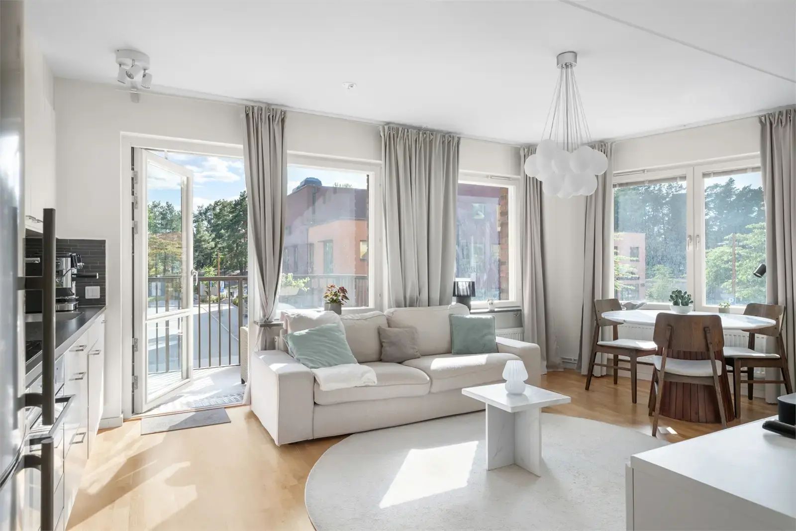 Lägenhet, Gamla Enköpingsvägen 174. Bild 1 av 18