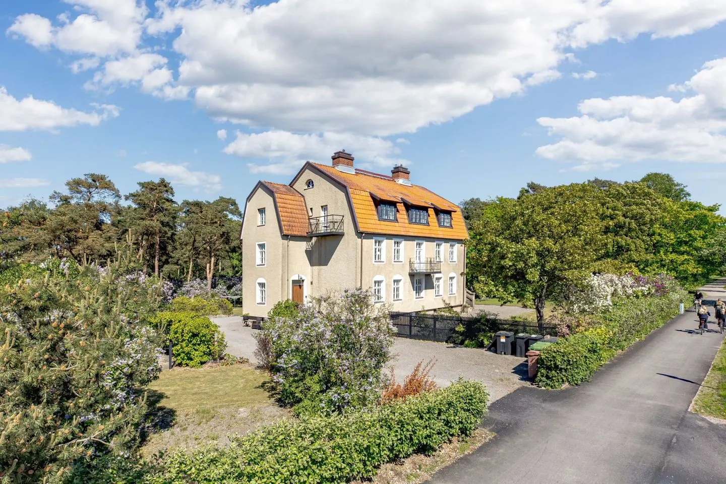 Bild 1 av 103 på Halmstadvägen 4