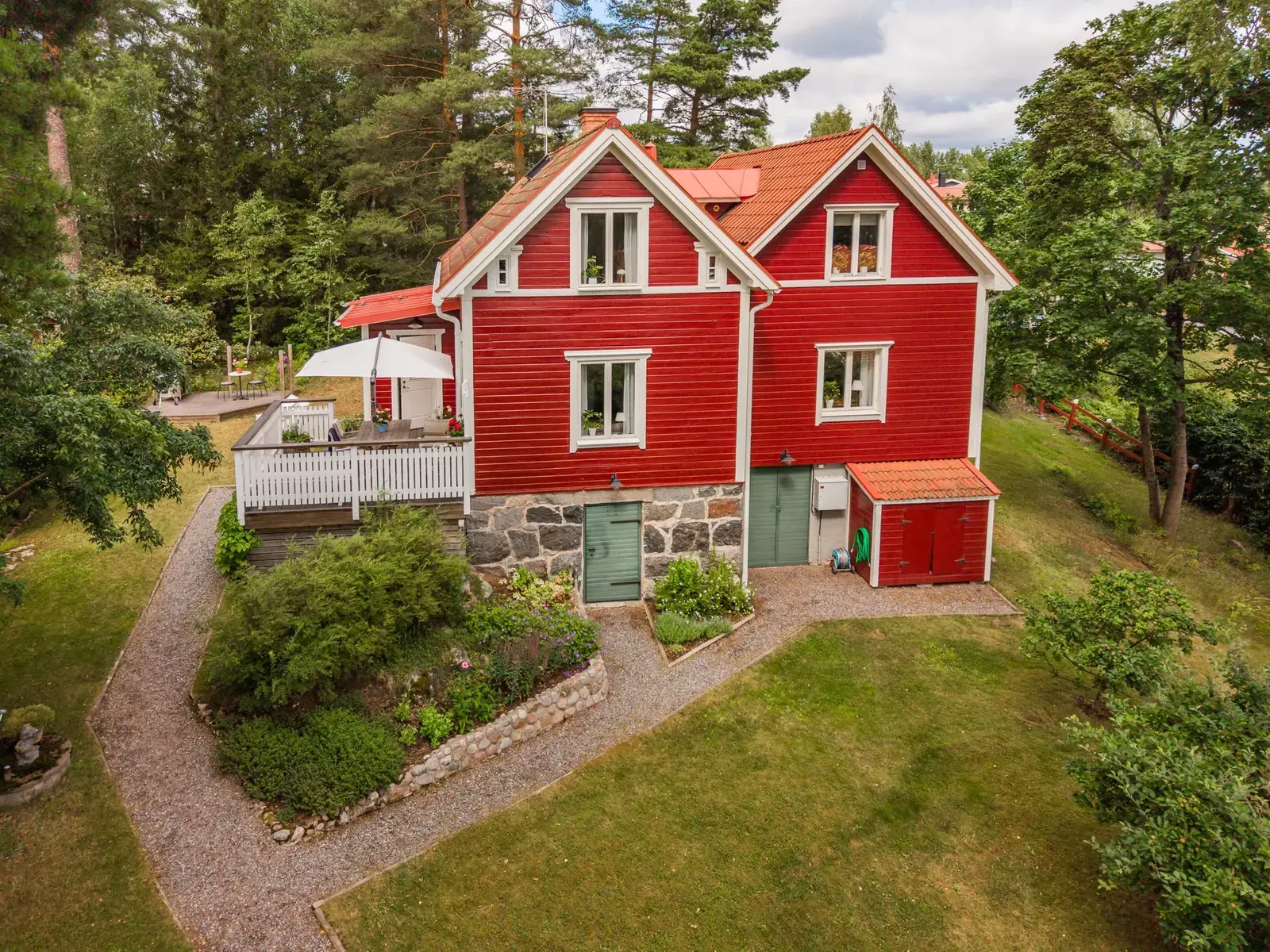 Villa, Hultvägen 28. Bild 1 av 20