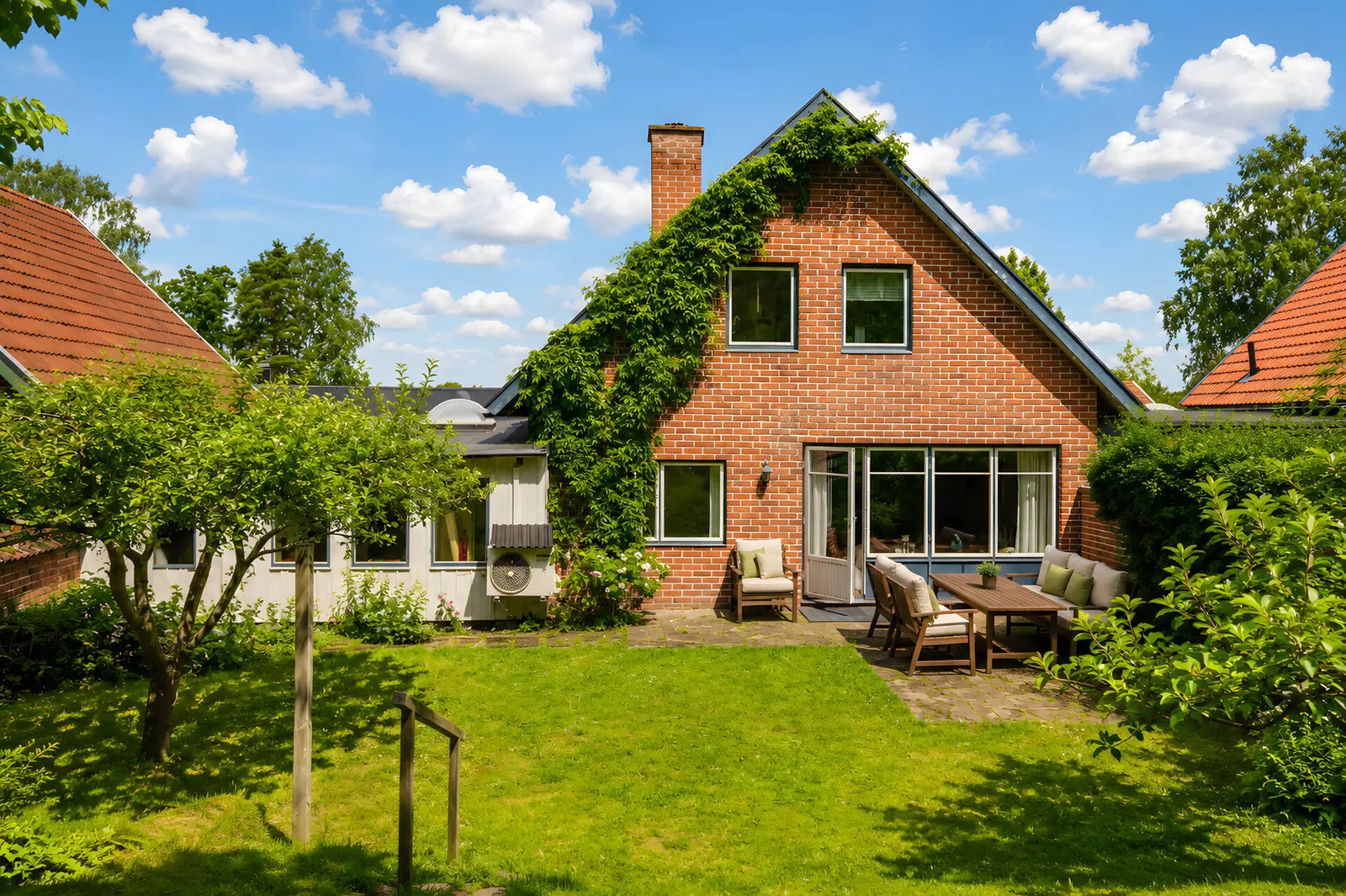 Villa, Ekhammarsvägen 50, Kungsängen. Bild 1 av 20