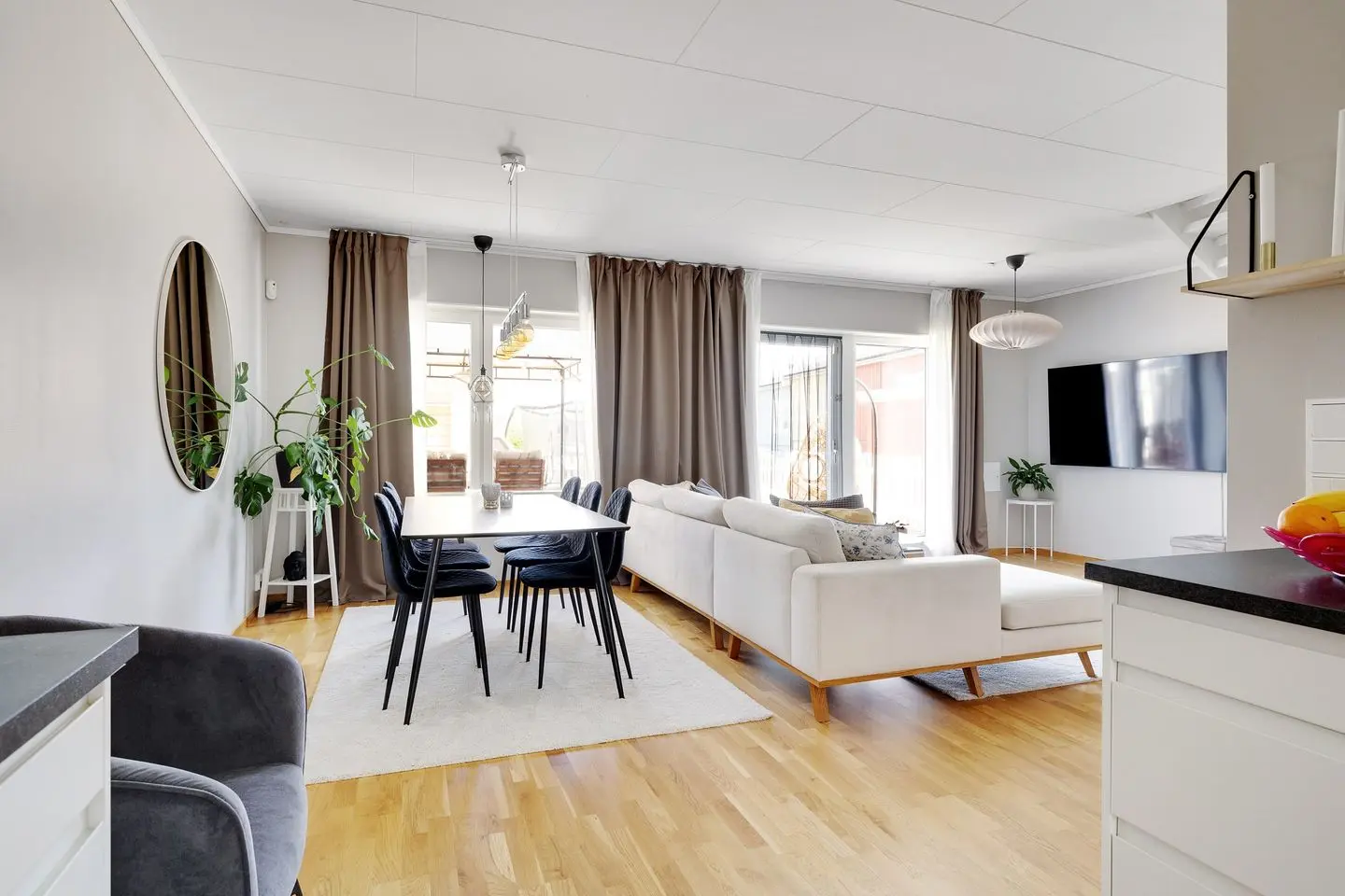 Lägenhet, Vällstavägen 5, Upplands Väsby. Bild 1 av 45