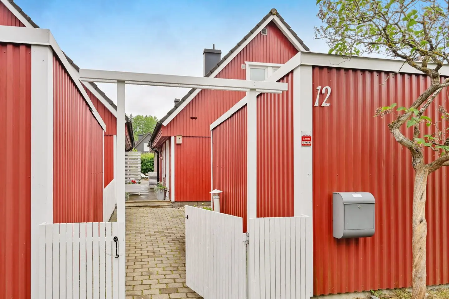 Villa, Guldvingevägen 12, Upplands Väsby. Bild 1 av 49
