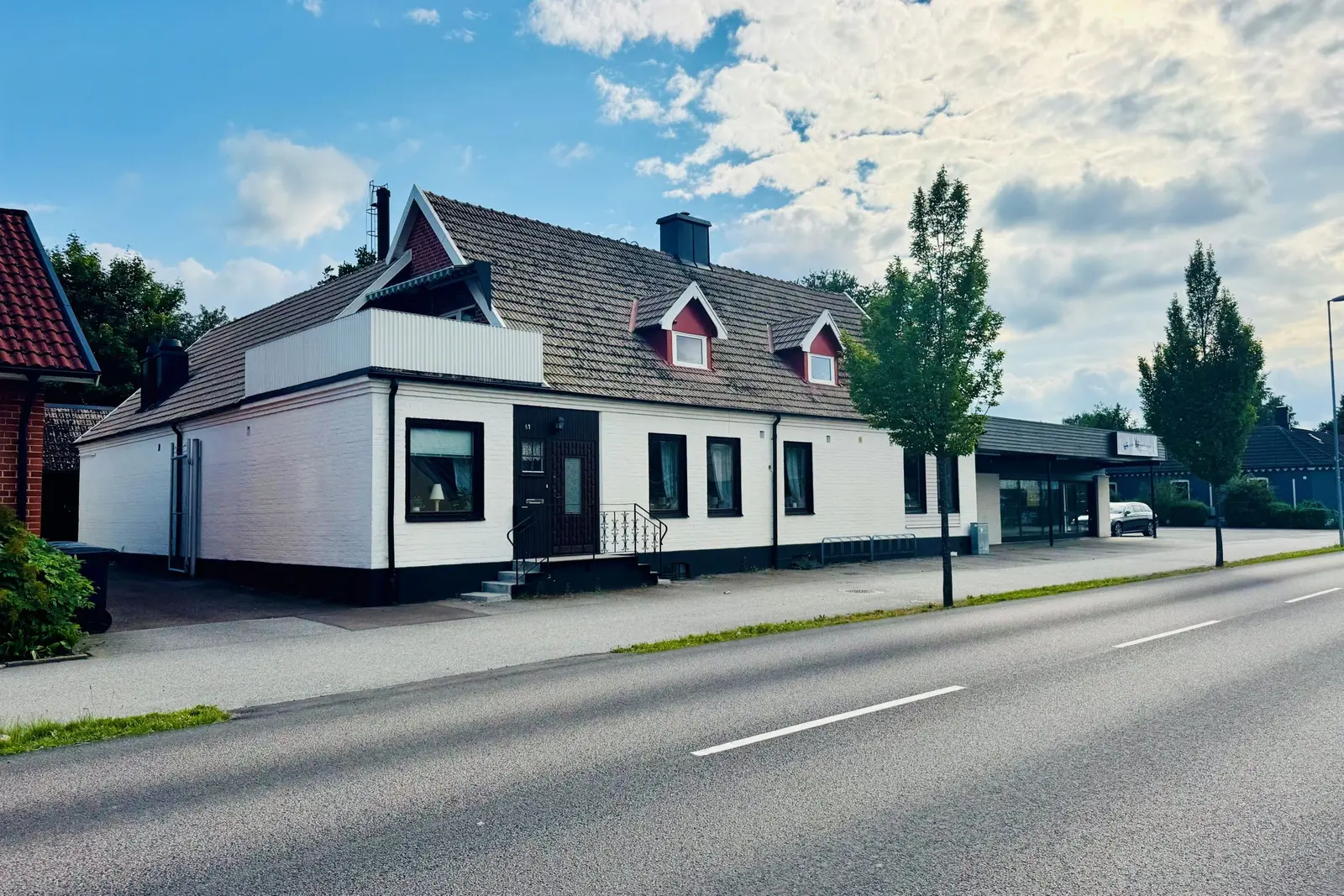 Image 1 of 28 of Västergatan 61