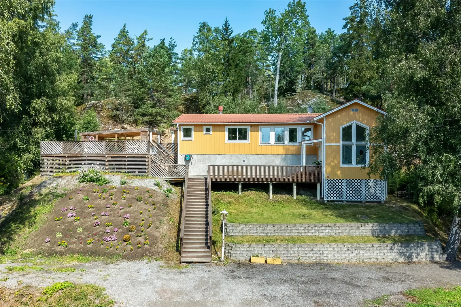 Image 1 of 39 of Bondvägen 105