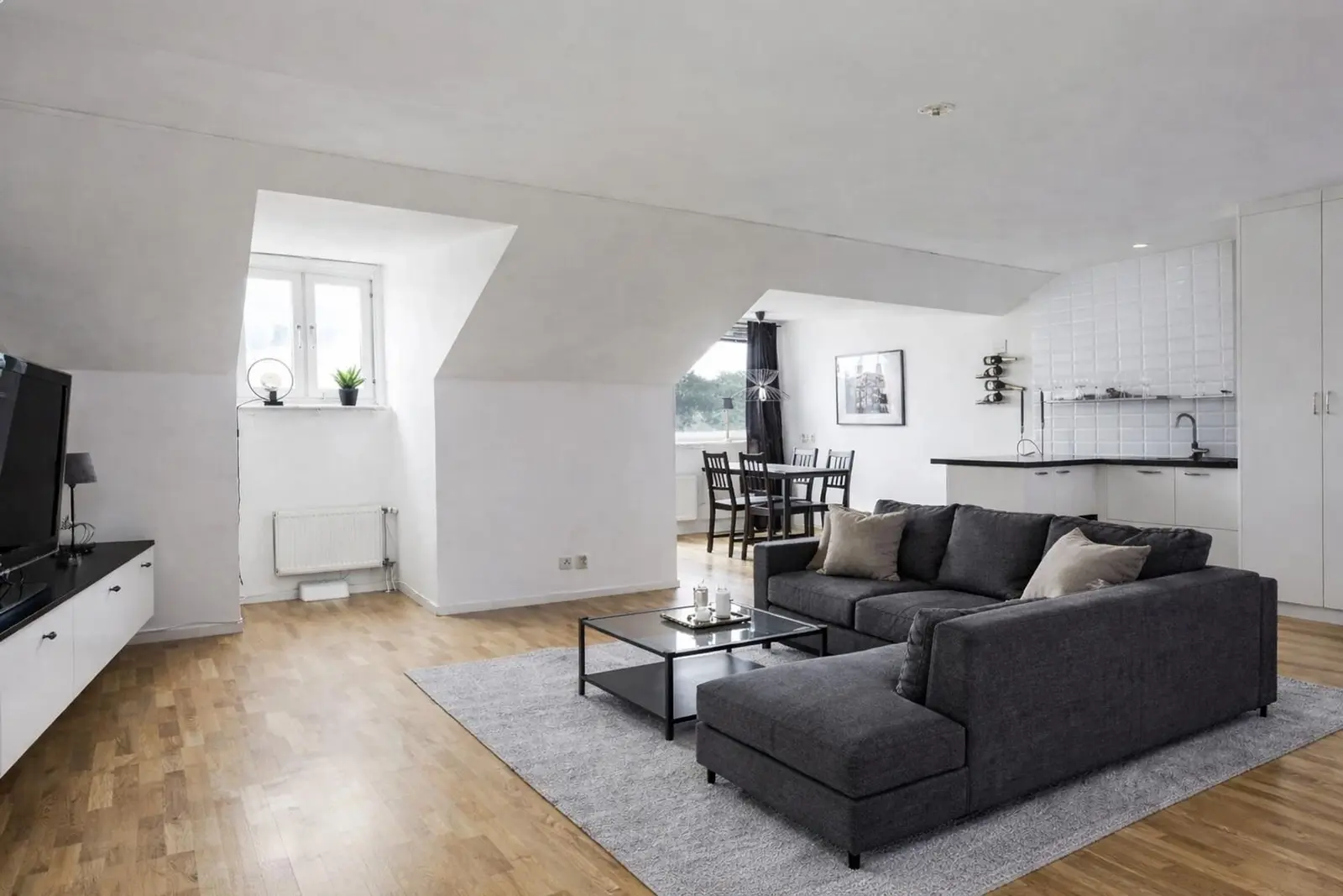 Image 1 of 20 of Drottninggatan 33
