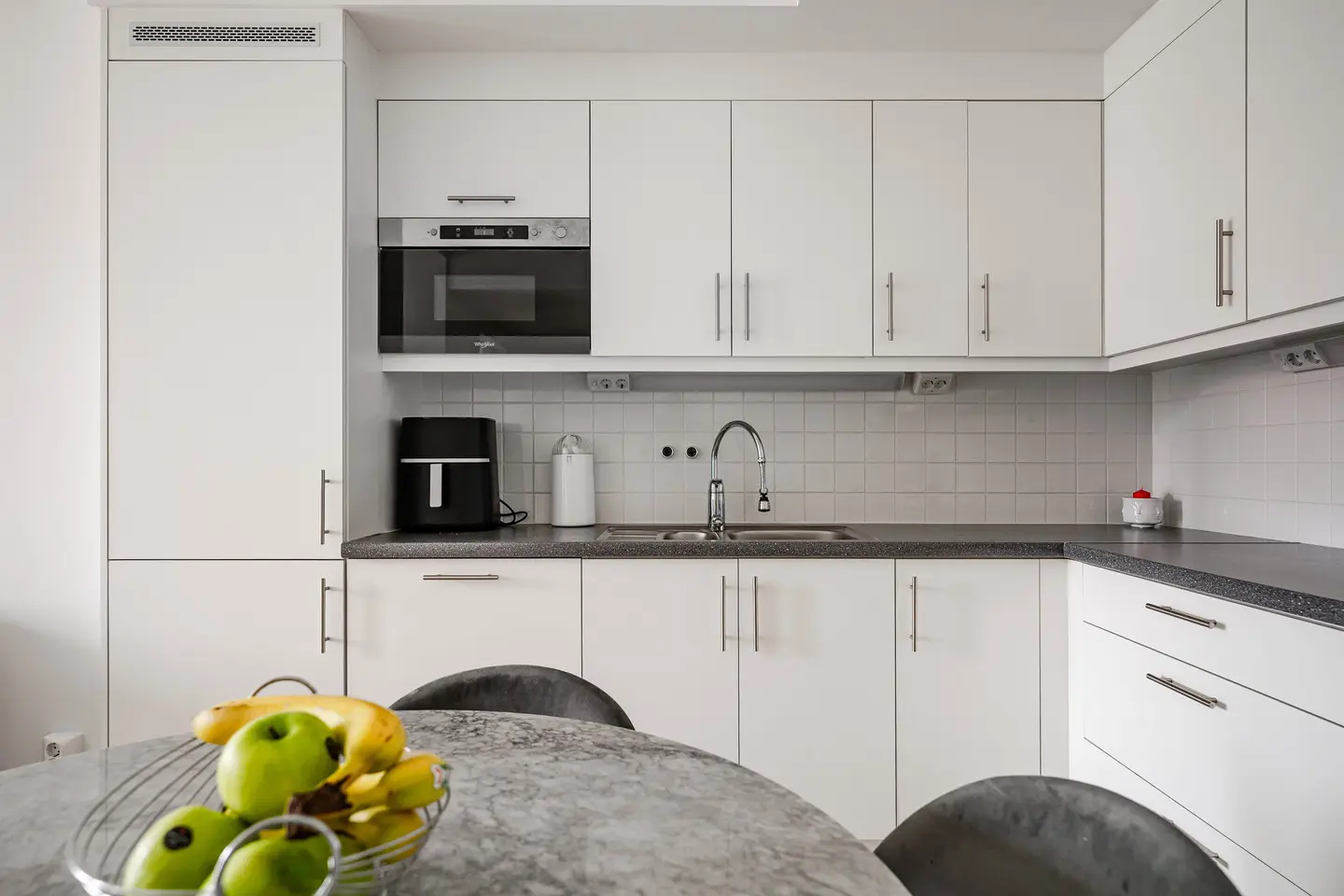 Lägenhet, Gårdstensvägen 120. Bild 1 av 11