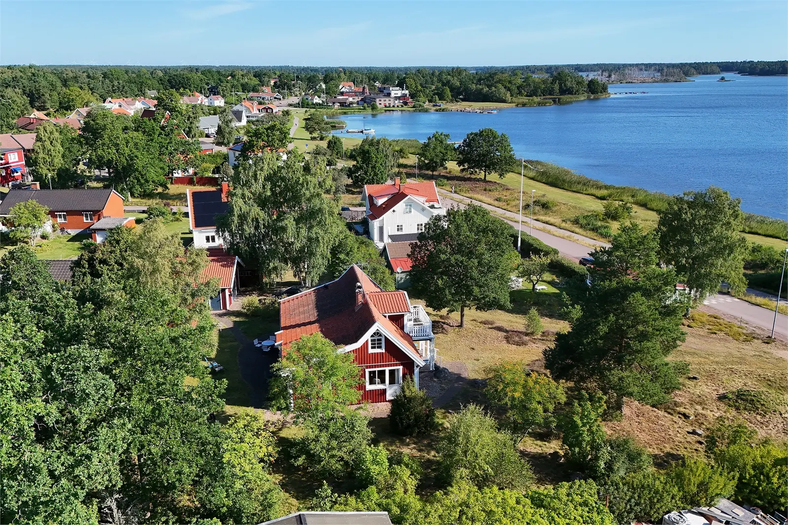 Image 1 of 40 of Sjövägen