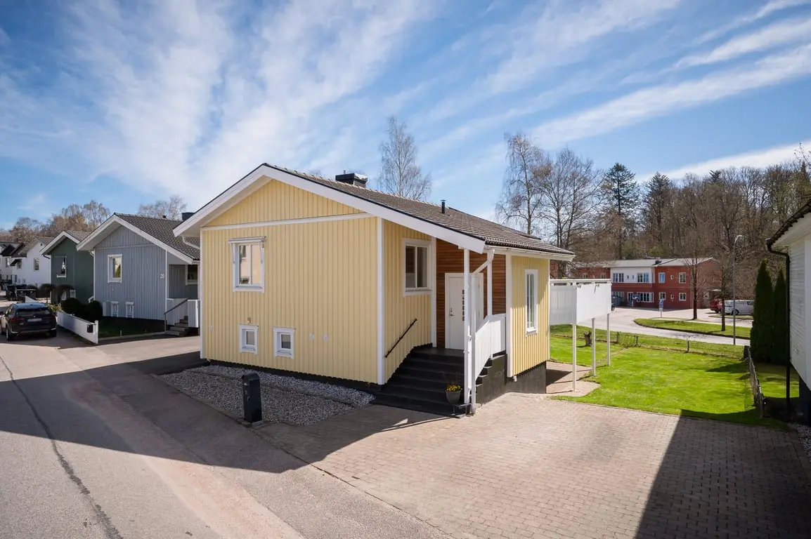 Image 1 of 3 of Hagtornsliden 18