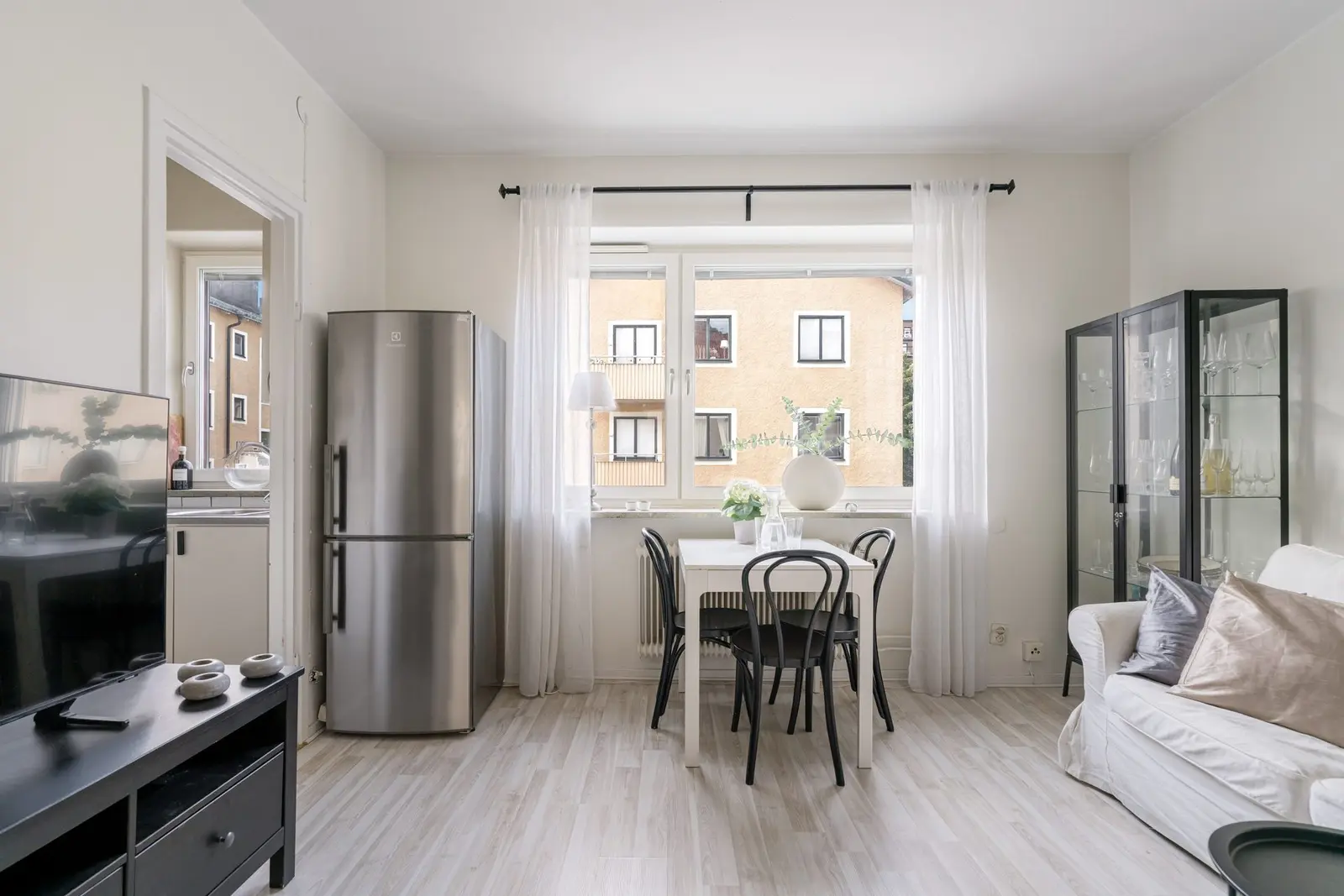 Lägenhet, Trädgårdsgatan 3, 2 tr, Sundbyberg. Bild 1 av 19