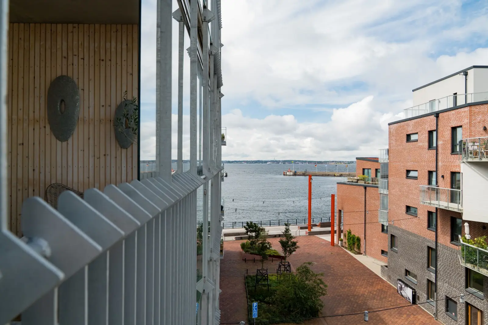 Image 1 of 27 of Vågbrytargränd 1