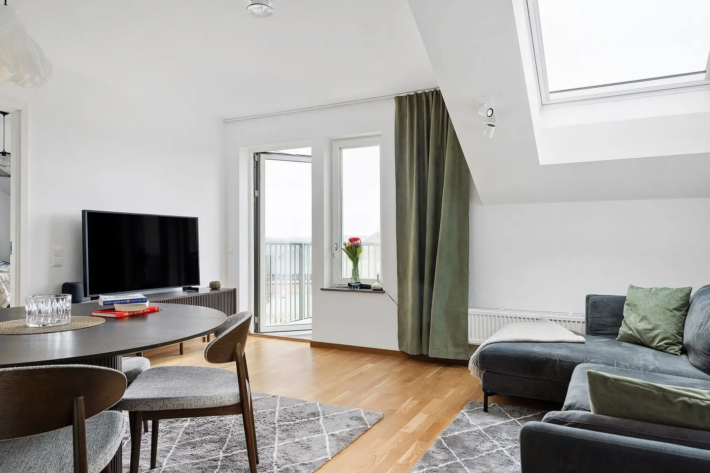 Lägenhet, Lilla Regementsvägen 13, Göteborg. Bild 1 av 26