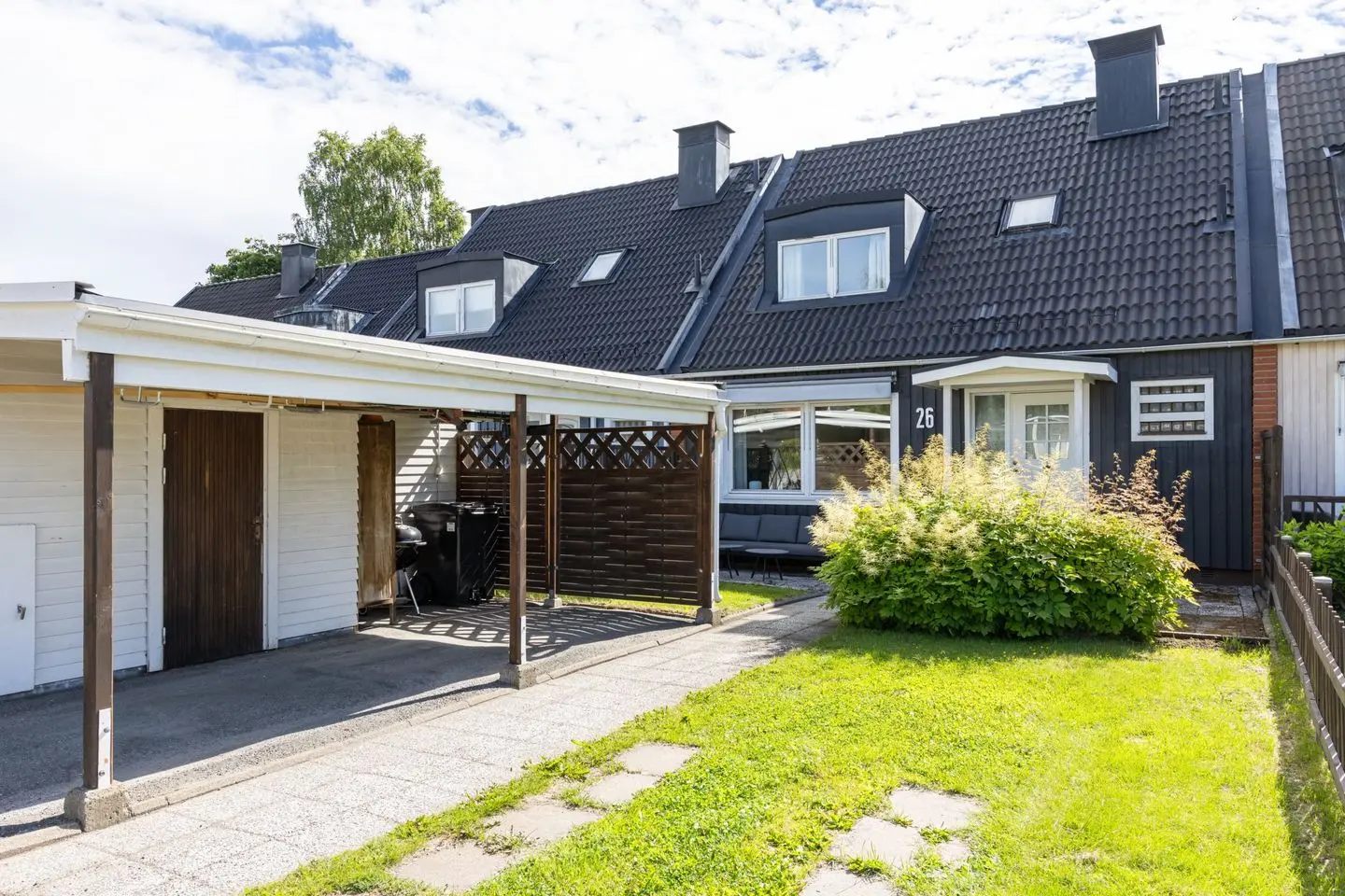 Image 1 of 43 of Nyponvägen 26