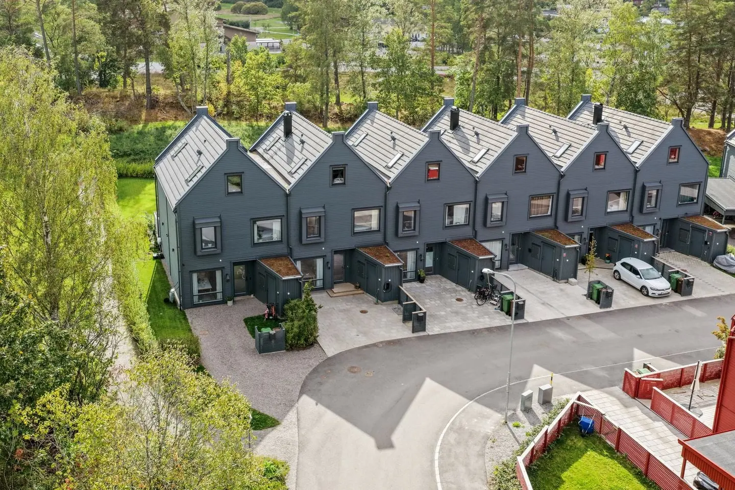 Villa, Krickaslingan 18, Upplands Väsby. Bild 1 av 48