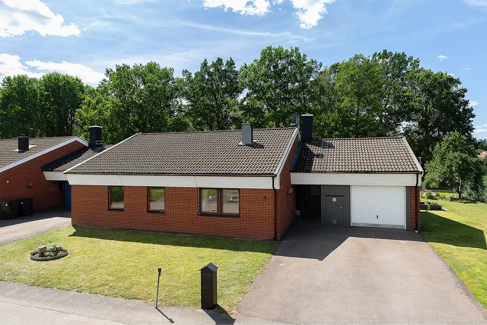 Villa, Lyrikerns väg 8, Nybro. Bild 1 av 20