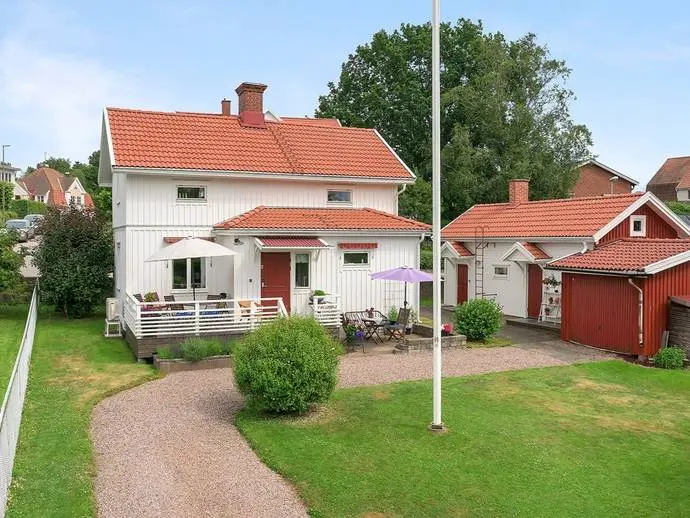 Villa, Kyrkovägen 30 (Besöksadress/infart via Fågelvägen) . Bild 1 av 20