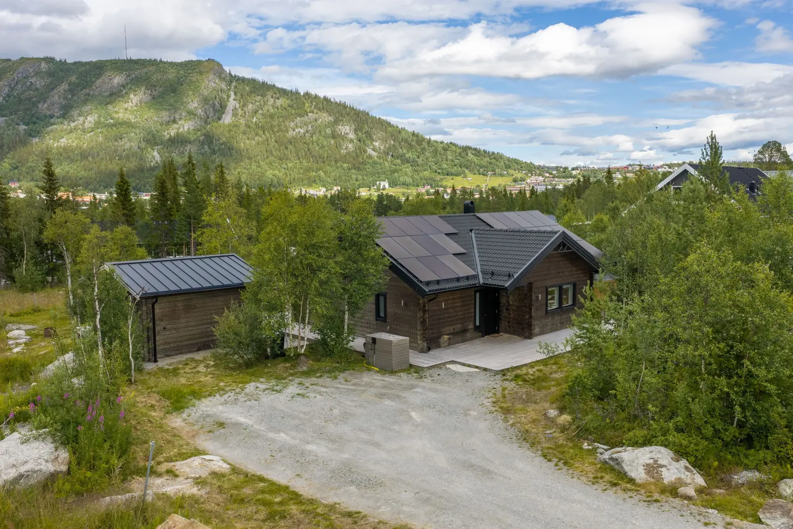 Image 1 of 17 of Sjösvängen 8