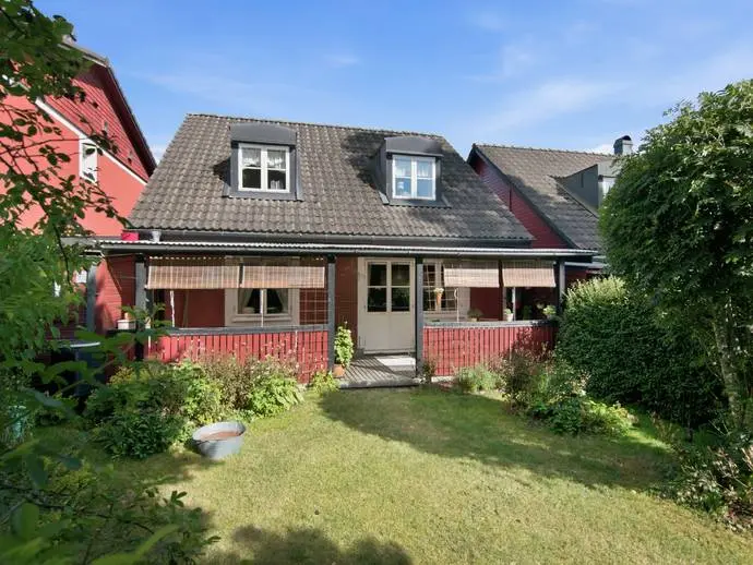 Par-/radhus, Stångtjärnsvägen 216. Bild 1 av 20
