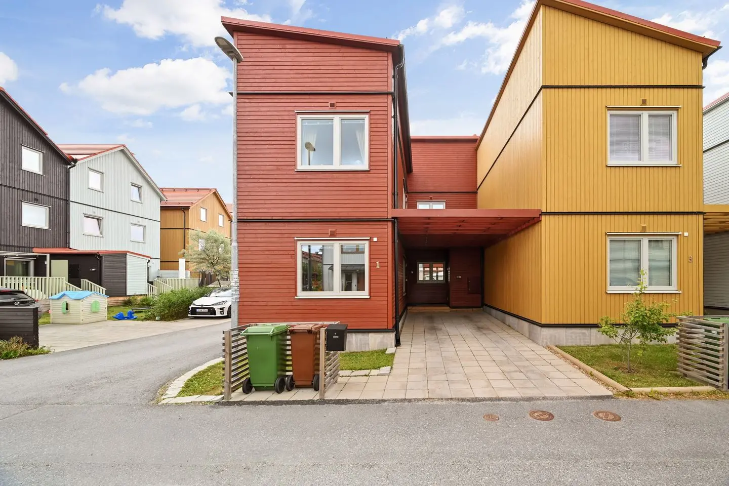 Lägenhet, Rödklövergatan 1, Upplands Väsby. Bild 1 av 37