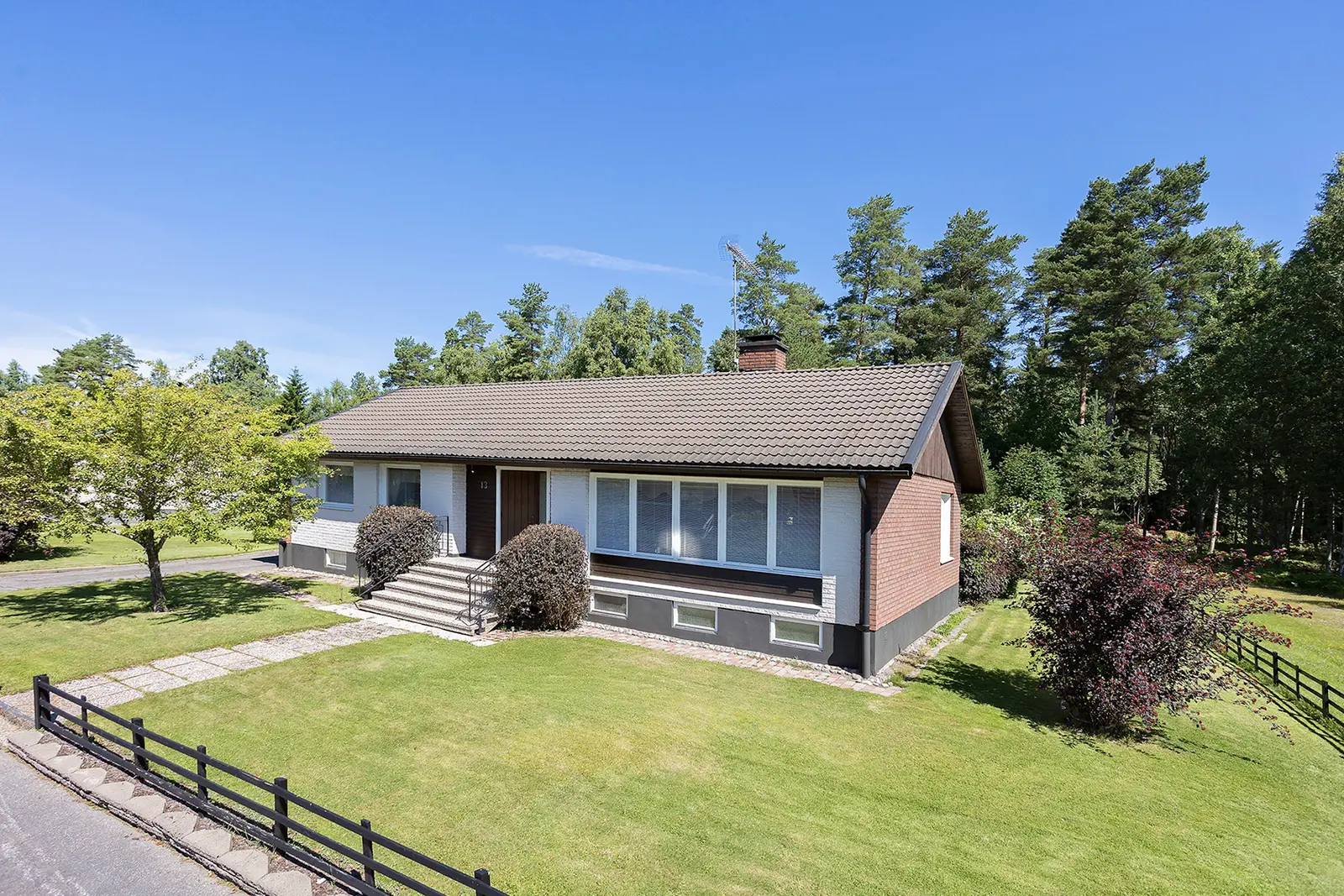 Villa, Hammarsmedens väg 13. Bild 1 av 5